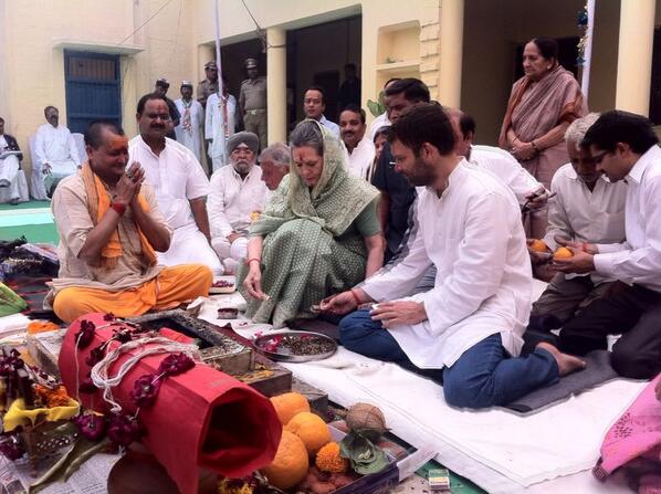 tre candidat en Inde Cong President Sonia Gandhi seeks blessings before filing nomination in Raebareli 