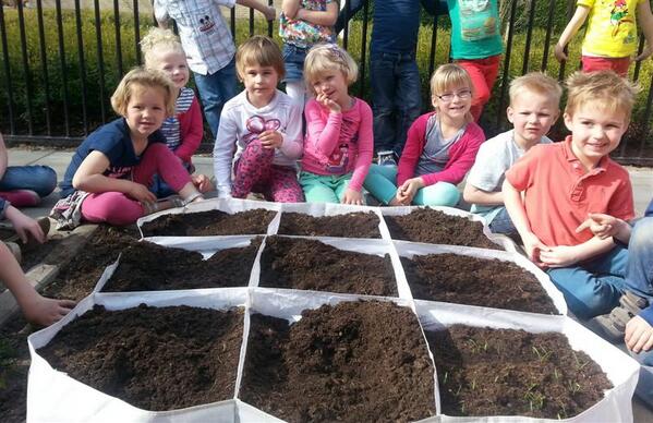 CBShetKompas's tweet photo. Bedankt voor nieuwsbrief 4 @piepertjepom De spinazie plantjes piepen uit de grond en de tuinkers is vandaag gezaaid! http://t.co/LdgfQoZZN8