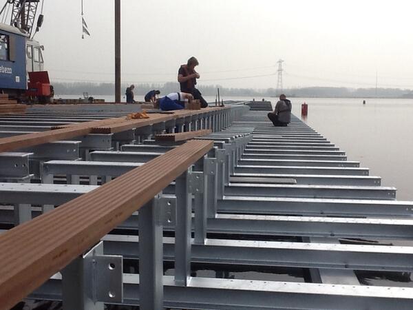 WeijmerA3's tweet photo. Steiger veiligheidsexpo, aanbrengen van de dekplanken http://t.co/w39F3WUCNh