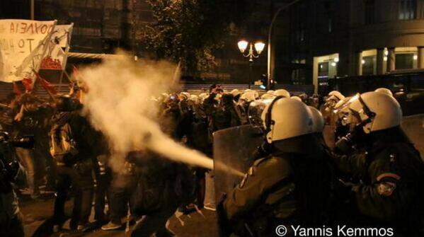 ZoSchneider's tweet photo. Le premier ministre @samaras_antonis parle de démocratie, de liberté. Pendant ce temps dans le centre d'#Athènes ... http://t.co/DGnaY2doAp