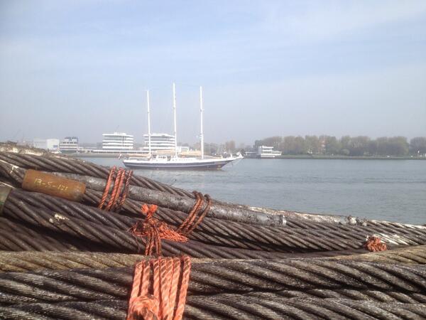 aren_koud's tweet photo. De mannen van de Eendracht gaan weer ff's buurten in Rotterdam. http://t.co/WSHJZBPWwS