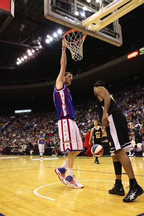 Back To 90 S Nba 世界一背の高い バスケットボールプレイヤー としてギネスに認定されている彼の名は ポール スタージェス 飛ばずにダンク 身長なんと231 8センチ Http T Co 50j3kit1ks Twitter