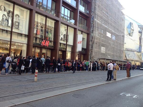 flostras's tweet photo. En live pour l'ouverture du nouveau H&amp;M @strasbourg @le_Parisien @LeNouvelObs @20Minutes http://t.co/xax241RzHf