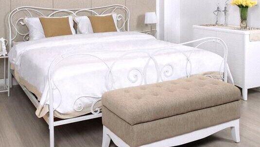 FebryMeuthia's tweet image. Sebenernya sofa di kaki ranjang ini, fungsinya apa sih? #persoalan