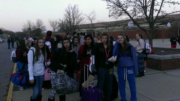 orlando_higgins's tweet photo. 8th graders off to D.C.! Have a blast! http://t.co/0zUzM9P0Nm
