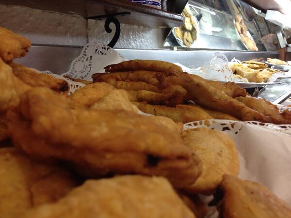 barloszagales's tweet photo. Empanadillas y gabardinas calenticas!!mmm... http://t.co/PLCJF3Jscg