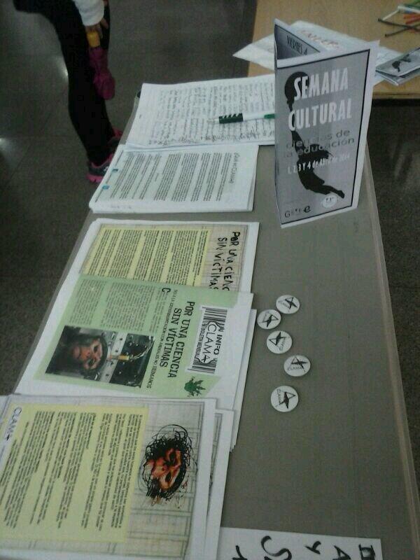 colectivoCLAMA's tweet photo. CLAMA en la semana cultural de ciencias de la educación en la UMA #NOaLaExperimentaciónConAnimales #HayAlternativas http://t.co/eWsPbal3HG