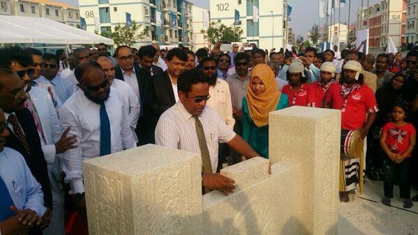 voteyameen's tweet photo. President Yameen laid the foundation stone for 3000 housing units in #Hulhumale by @SealifeGlobal http://t.co/DASsDRs8hj