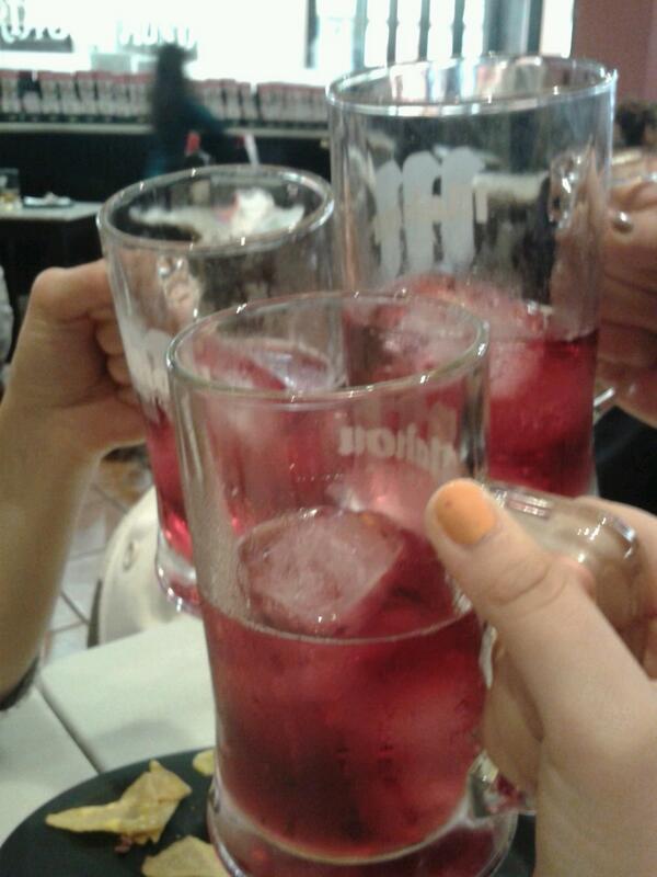 JaniAL13's tweet photo. @LAUABELL  va por tiiiiii!!!! Felices 20, te queremos @Dinosaurionegro http://t.co/t2BrMceqS5