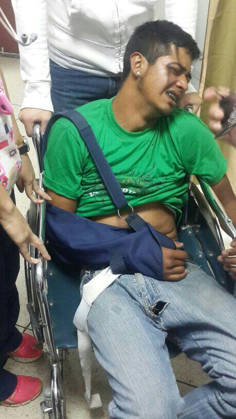 VenteVenezuela's tweet photo. Jóvenes que mantenían vigilia en Coro fueron violentamente reprimidos por Policía de Falcón http://t.co/2or5m27qKg