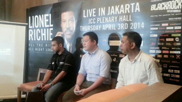 infojakarta's tweet photo. .@lionelrichie press conference dan akan bawakan hitsnya serta akan ada kejutan @blackrock_ent http://t.co/QrQnXTYkXq