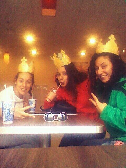 xaveluska's tweet photo. Mis reiinas y yo @vero__tego y @lidiaduran68 #kingofking http://t.co/MzHMpB0Fwy