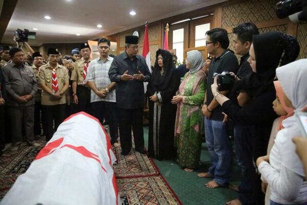 SBYudhoyono's tweet photo. Presiden SBY &amp; Ibu Ani melayat alm. Prof. Dr. Azrul Azwar, mantan Ketua Kwarnas Gerakan Pramuka di Gedung Kwarnas. http://t.co/uCLuR5aR5T