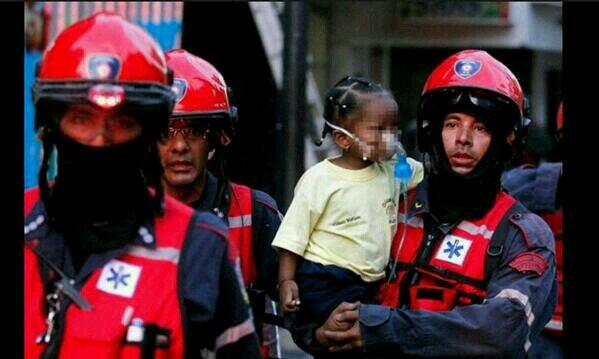 DefensaDeMadrid's tweet photo. En Venezuela la oposición democrática quema una escuela infantil, los bomberos represores salvan a los niños. http://t.co/xYvqs6gDZo