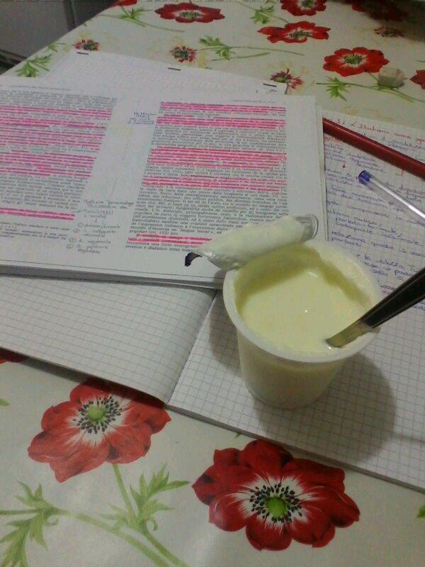 Sostituiamo il tea invernale con un fresco yogurt! #pausastudio #merenda #linguisticaitaliana