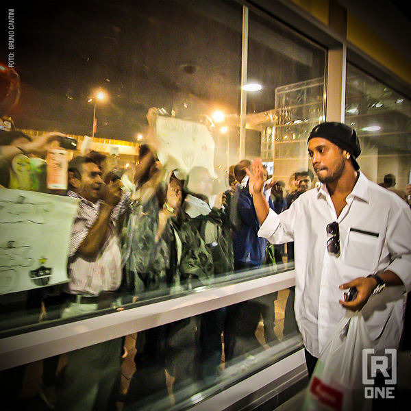 10Ronaldinho's tweet image. Chegamos em Bogotá pra mais um jogo difícil!! Muito foco na partida de amanhã! #GALO