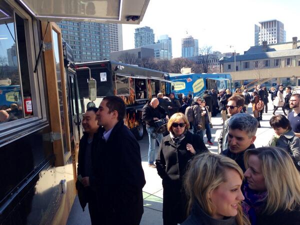 NatalieCTV's tweet image. Food trucks rally at City Hall! Today on @CTVToronto #TalkbackTO, can food trucks &amp;amp; restaurants co-exist?