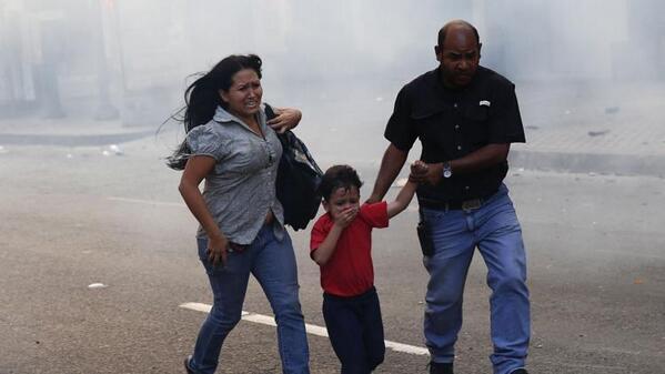 DolarToday's tweet photo. ¡REPRESIÓN SIN LIMITES! Padres e hijo huyen aterrorizados en ataque de lacrimogena... -► https://t.co/bhvELvMtpm http://t.co/uXv1RuUlSr