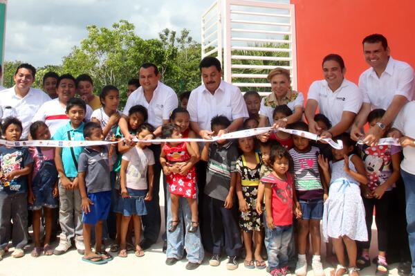 InfomovilNews's tweet photo. @fabian_vallado junto con @AgapitoMaganaS inauguran primera etapa del Parque Infantil de #IslaMujeres @AgapitoMaganaS http://t.co/a62qLpxD3v