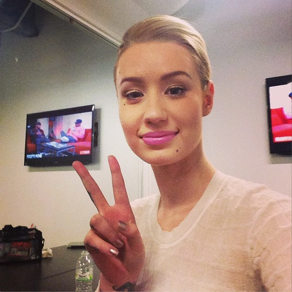 MTVNEWS's tweet photo. If we could give a #covermoment on the day award out, @IGGYAZALEA would so win! #RapFixLive: http://t.co/6fpjhb4N79 http://t.co/wGHywfNmi4