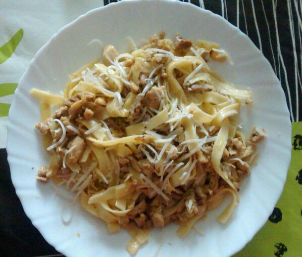 Cocina_MamaRec's tweet photo. Tallarines de pollo a la carbonara http://t.co/nXweSCmLmv