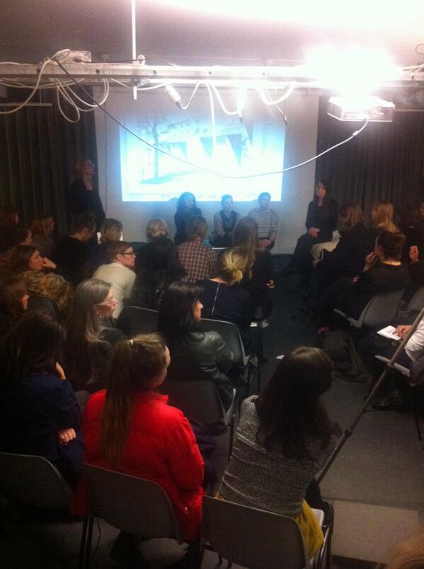 KvinnorsBygg's tweet image. Ser ni förresten att det är våra egenbyggda möbler som panelen sitter på? #alternativepractices Ping @historiskamuse