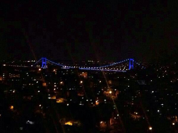 tohumotizm's tweet photo. #otizm farkındalık gününde mavi ışık yak köprümüz #otizm için mavi yanıyor http://t.co/CAc0ZwMR7O