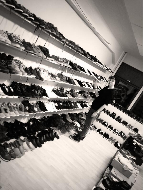 IsacElliot's tweet photo. Shoe heaven at the sample sale #lauttasaari #ysmy #selectedbrands http://t.co/XkNwVRTWm8