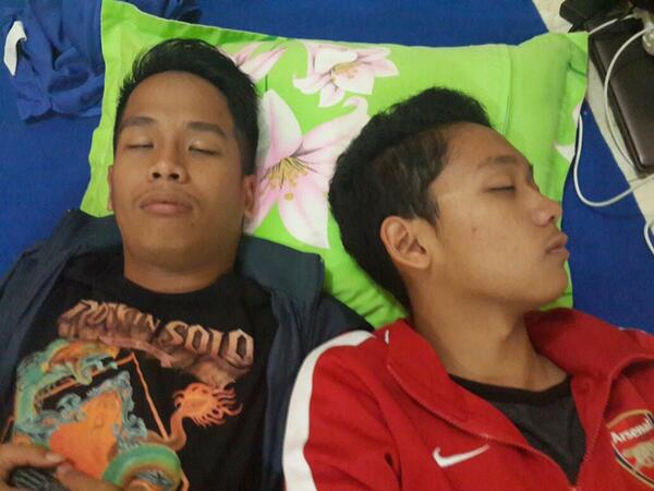 Pepsi_Smaga's tweet photo. RT @ichasdq: Ganteng :)  "@ikunjati: Asem! :)) RT @Pepsi_Smaga: Night @hafizhpratamaa @ikunjati http://t.co/C2QvFvSrwJ"