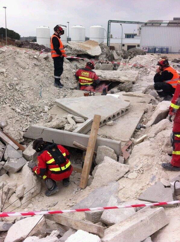UMEgob's tweet photo. #UMEluñol14 Búsqueda supervivientes en #Chiva #SPUSARUME #BIEM3 http://t.co/9RwI8ADzNV