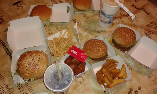 Cris_0492's tweet photo. Cena saludable con @Marimarfunes @Lidia_AF @noeliacg90 http://t.co/1EOQaRPsmZ
