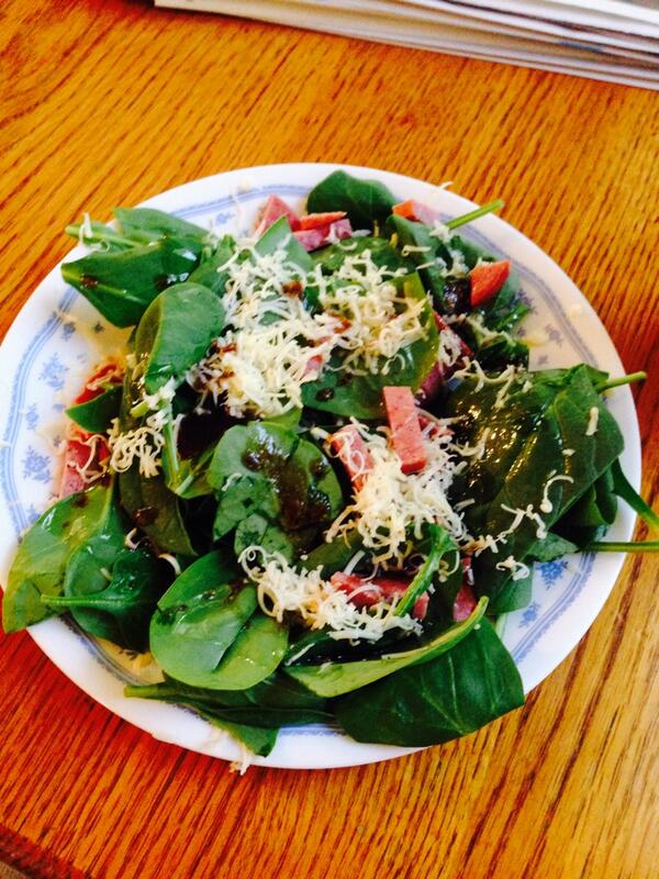 YAASSSS 👏👏👏 #cleaneating #spinach #summerbeef #goudacheese #balsamicdressing