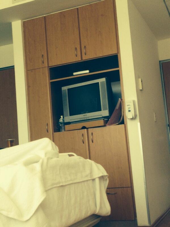 BrujiniMA's tweet photo. “@vgbtito: Que mugrero es el hospital Ángeles... Incómodo y no les alcanza no para una TV plana !!!! http://t.co/5yLxACM7lX es hospital guey