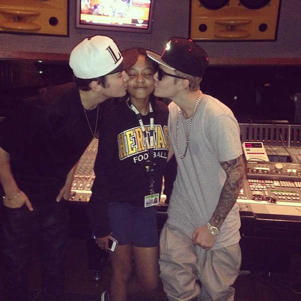 biebersmaniabr's tweet photo. INSTAGRAM: Justin Bieber e Austin Mahone voltam ao estúdio e posam ao lado da filha de Birdman http://t.co/EhRlfiYFaR http://t.co/u6FjNgMSwo