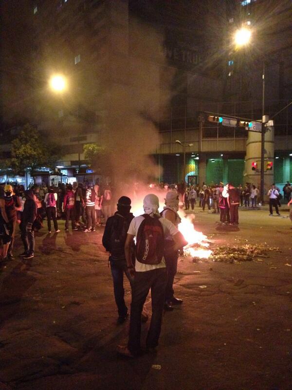 Fulg01's tweet photo. ESTA GENTE DE CHACAO NO TIENE COMPONTE..... DECIDIDOS A AMARGARLE LA EXISTENCIA A ESTE REGIMEN...JUSTO AHORA http://t.co/lhu7optQa3