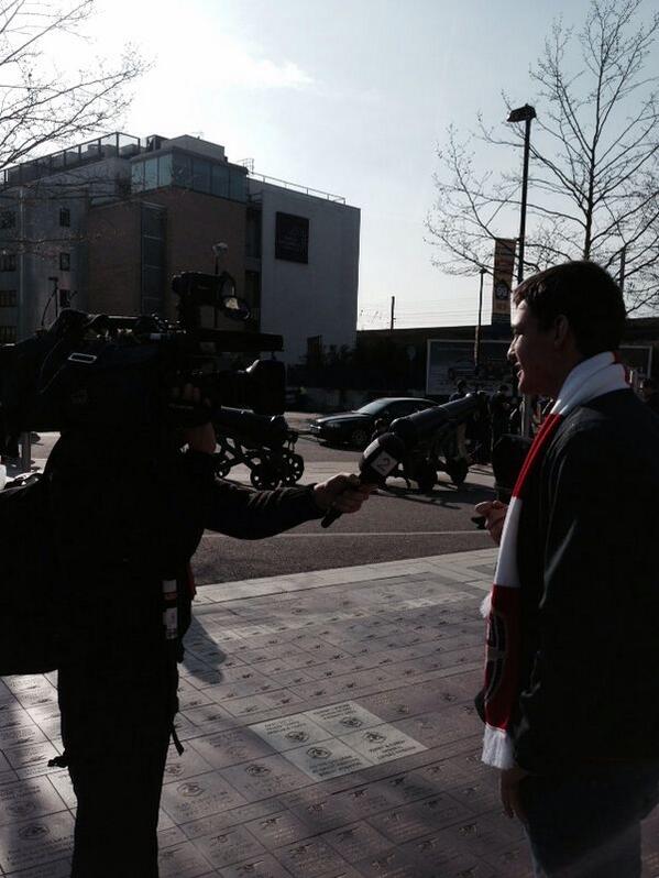 chesolis17's tweet photo. Que te agarre la metralladora en plena entrevista #noqueriapresumir @chicho21 @arsenalfantv @MrGTA95 http://t.co/gMUi4zlRzO