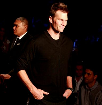 oQuarterback's tweet photo. O QB Tom Brady (NE) esteve hoje no São Paulo Fashion Week para acompanhar o desfile da sua esposa Gisele Bündchen. http://t.co/RGEc4sMLFq