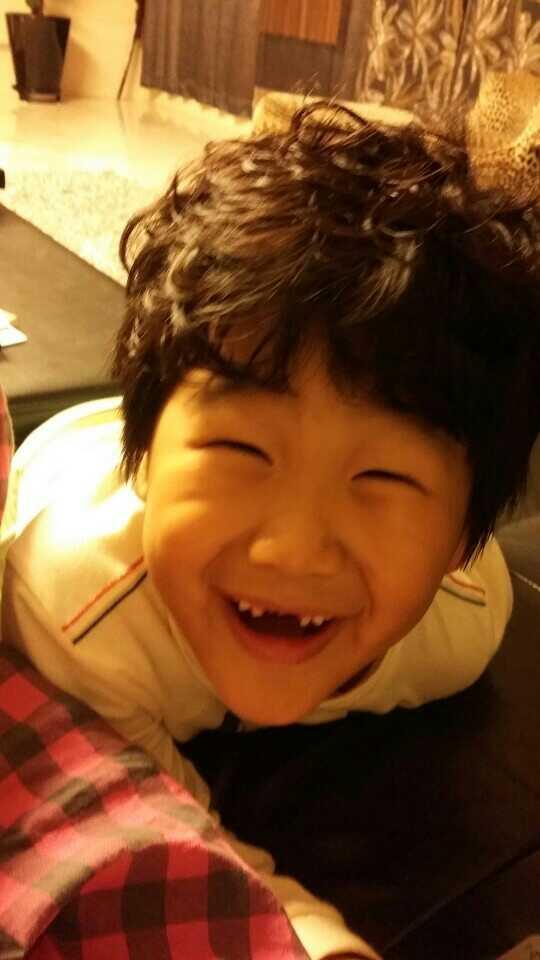 actorjonghyuk's tweet photo. 우리준수가 앞니가 몽창 빠졌어요....ㅎㅎㅎ 귀요미 http://t.co/JI8Y19WonF