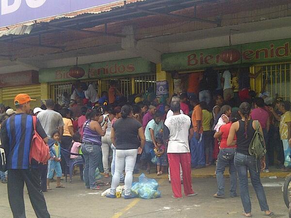 Watcher_Ven's tweet photo. Venezuela #2A 15 años esperando la "invasión gringa" y mira como terminamos... #ResistenciaVzla #TROPA http://t.co/sygcZC5QMa