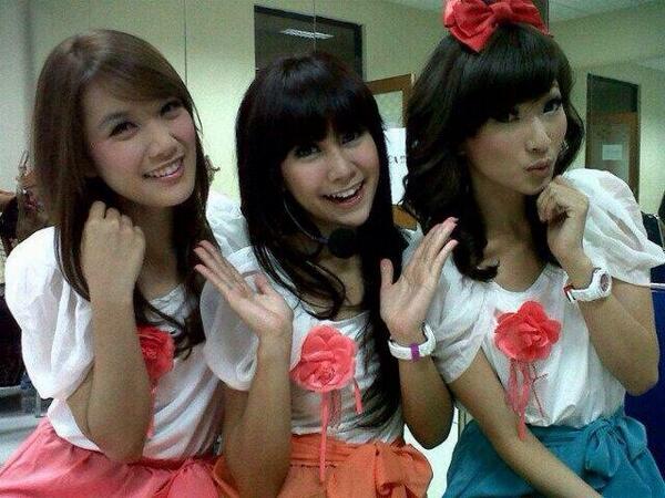 ClubTwibies's tweet photo. kangen banget sm mereka 😄 @AnisaRahma_Adi @sarwendah29 @aureliadevinov http://t.co/Pd0vBeiBN1