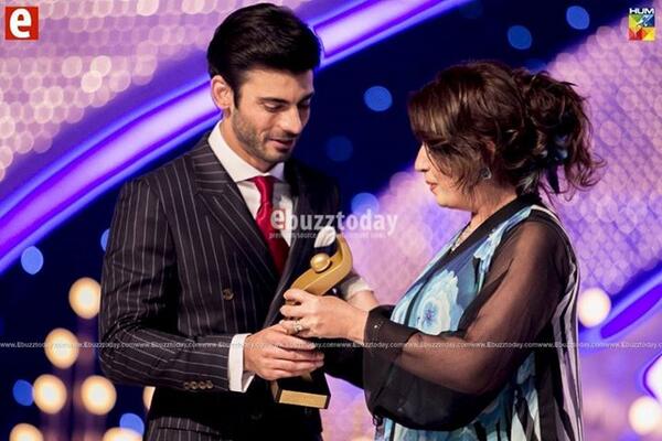 Pak_Fashion's tweet photo. Handsome #‎FawadKhan wins Best Actor Award for #‎ZindagiGulzarHai at #‎HumAwards2014 @iFawadKhan http://t.co/th5benFijy