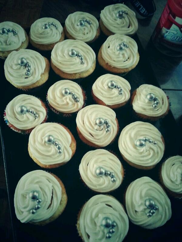 YinToYourYang's tweet photo. Proud of my 'wrecking ball' cupcakes for my psych presentation tomorrow ♥♥ http://t.co/Yh8VpEVCCc