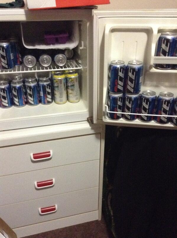 JoshKilsdonk's tweet image. Hangin' with good friends and celebrating Wednesday. Because, College. @SwaggerJacker #haveacoldone #cheers