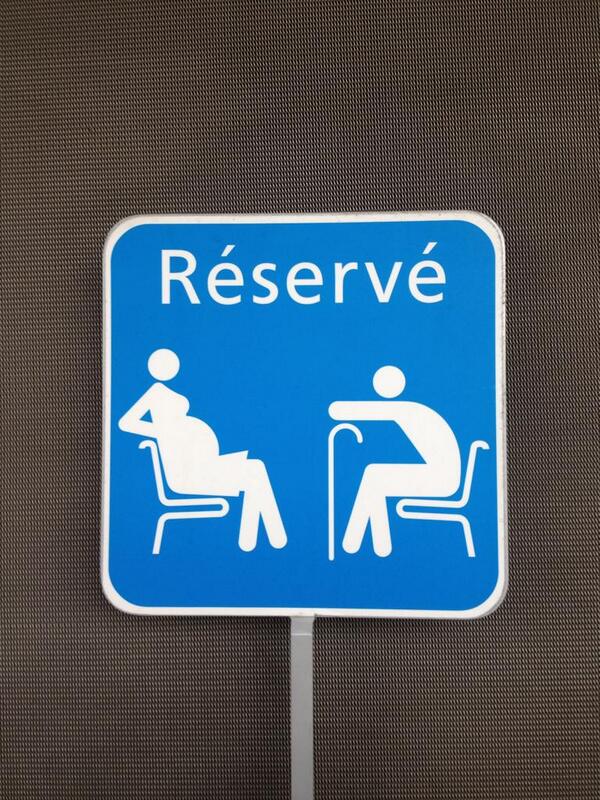 kriegs_recht's tweet image. Im Flughafen Charles de Gaulle in Paris hat man Plätze speziell zum Betrachten von Schwangeren eingerichtet.