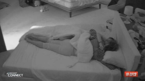 GrandeFratello's tweet photo. Buongiorno! Ehm...#AngelaGF e #FabioGF, cos'è successo stanotte??? #gf13 http://t.co/LtZC6XEXOz