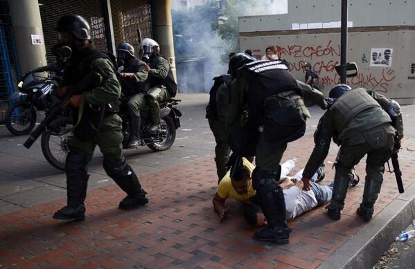 rctv's tweet photo. Detenidos muchos estudiantes hoy en Caracas.
http://t.co/nbDpcRfQJj”” vía @JesusAguilar315