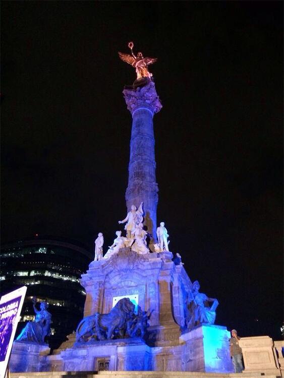 Comunidad_Exc's tweet photo. FOTOGALERÍA: Iluminan de azul la ciudad en apoyo al autismo.  http://t.co/JQaaXeh8Pd http://t.co/bCwDjpTlyA