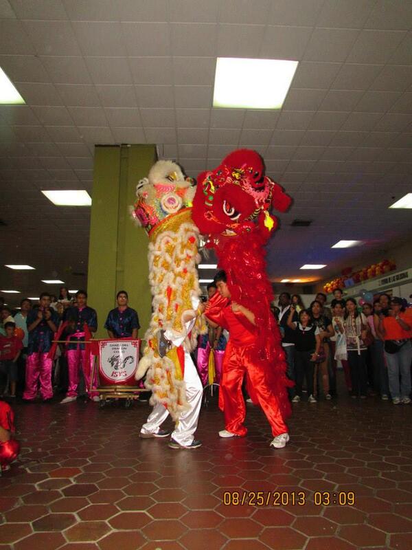 LionDanceTeam's tweet photo. Aquí una de nuestras acrobacias en medio de la inauguración de la feria del libro 2013. http://t.co/frgGtSxA8K