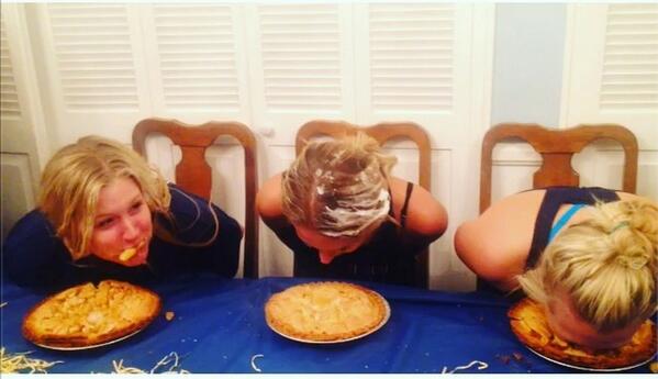 crispicrunch_mo's tweet image. La familia quite literally diving into the pie eating contest #nocrumbsleftbehind @kylieshawty