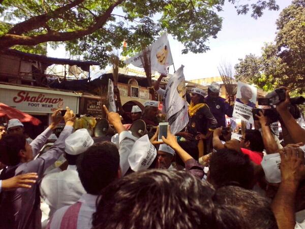 AAPMumbai's tweet image. RT @medhanarmada: पूंजीपतियो जी जागीर नही 
यह मुम्बई हमारी है !
#NominationFiling